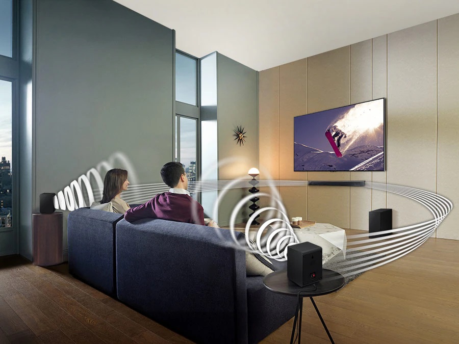 Soundbar Samsung HW-Q600C grafika przedstawia kobietę i mężczyznę siedzących na kanapie przed telewizorem